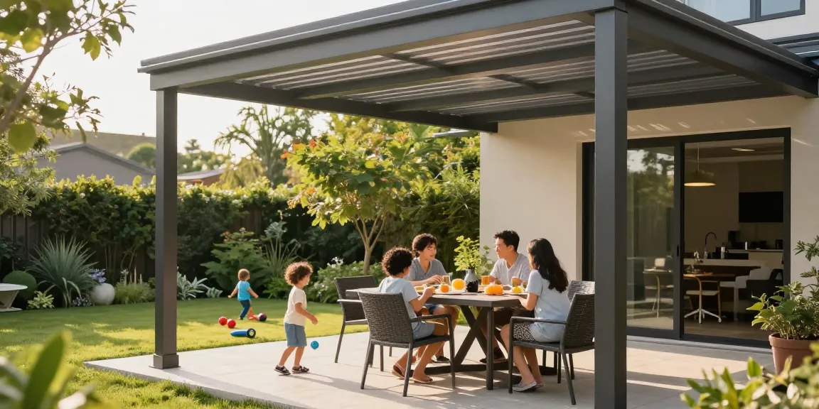 Familie genießt eine Terrassenüberdachung im Garten mit modernem Design.